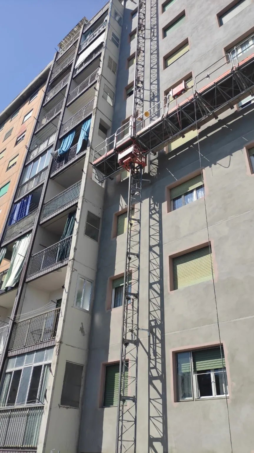 Cantiere in facciata con balconi e piattaforma autosollevante