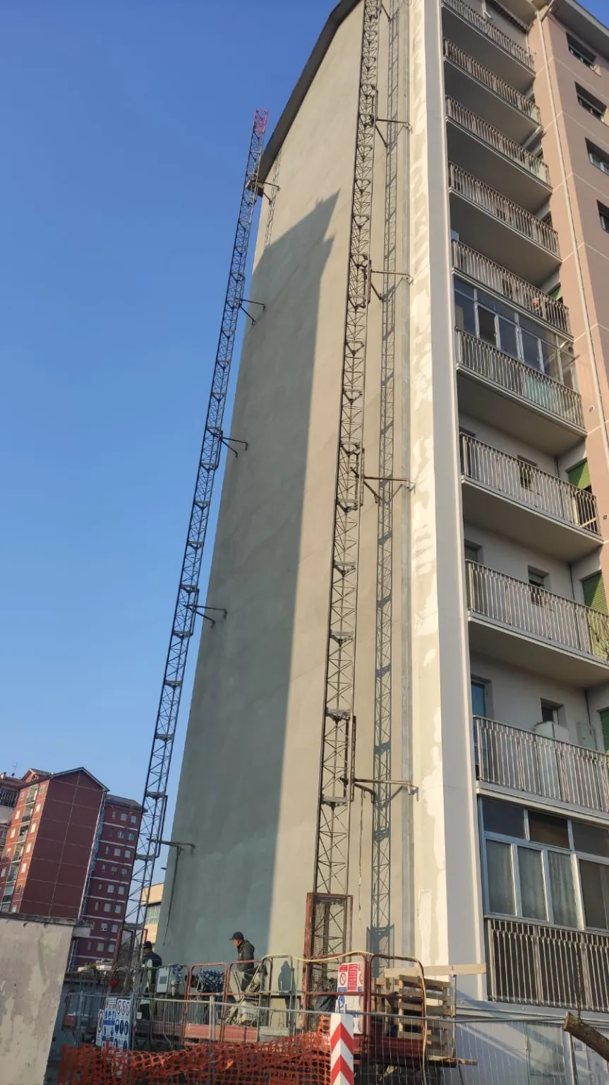 Lavori sulla parete laterale di un edificio con piattaforma autosollevante