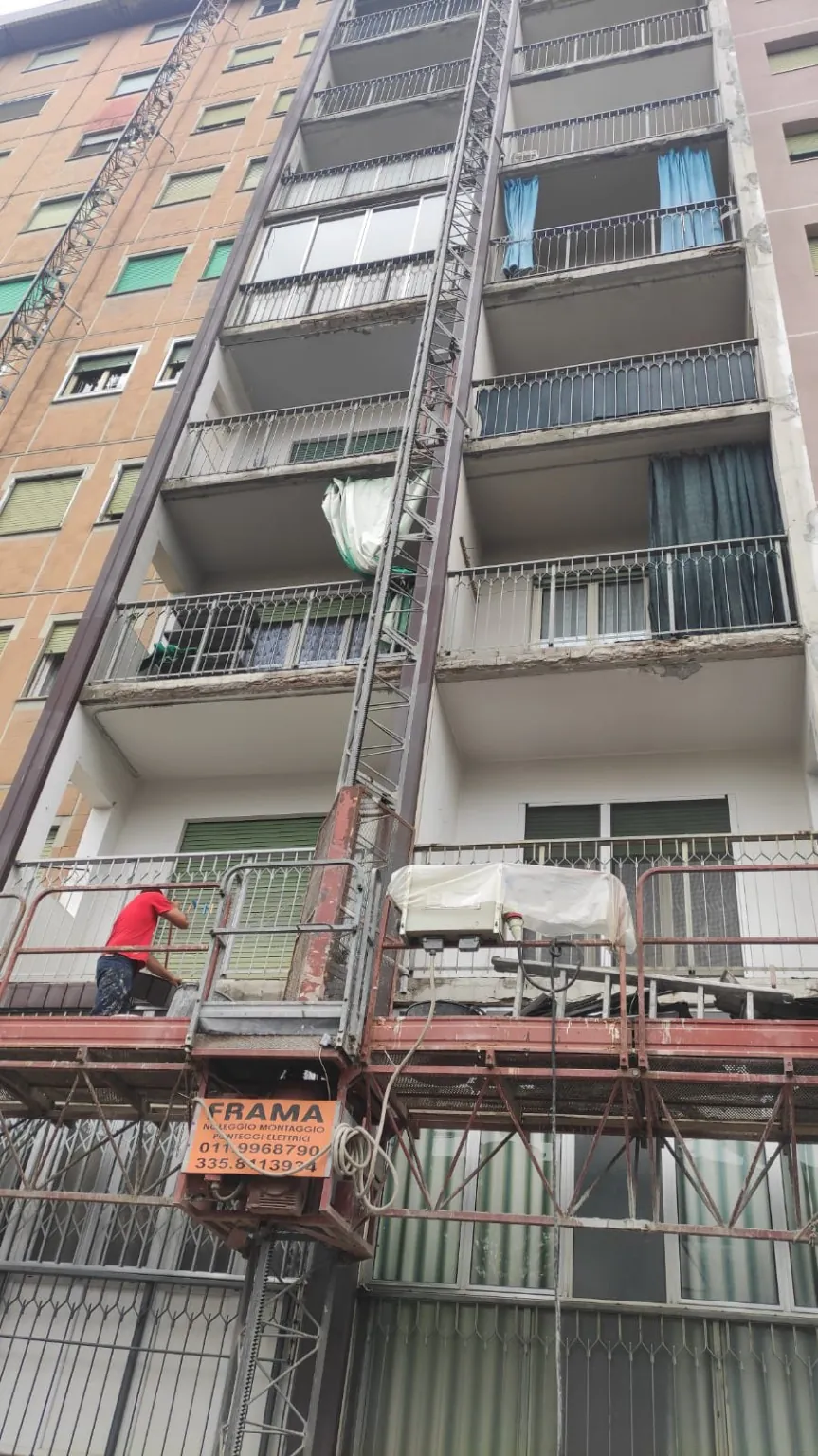 Prospetto condominiale con balconi e piattaforma di lavoro alla base
